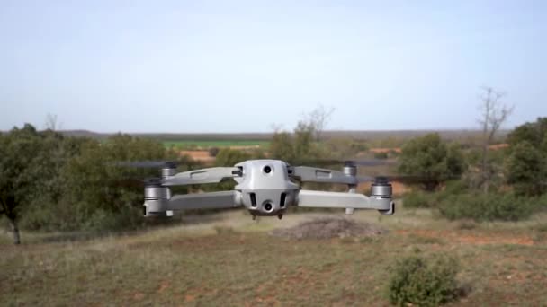 Drone moving quickly forward and moving away from the camera. — Wideo stockowe
