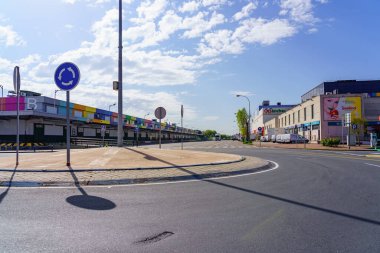 Mercamadrid, Madrid, İspanya - 2 Mayıs 2022: Madrids merkez meyve ve sebze pazarı çalışmadan tatil yapıyor.