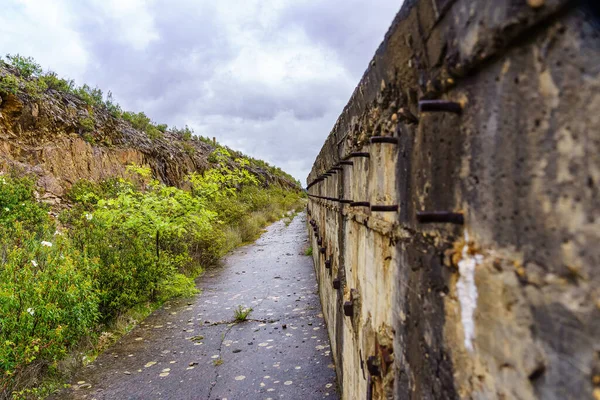 Старое строительство моста между зелеными горами в дождливый весенний день. — стоковое фото