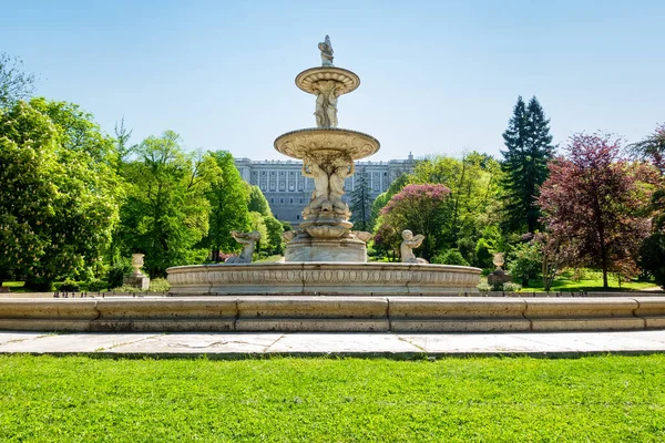 Fonte nos jardins do Palácio Real de Madrid, Campo del Moro. — Fotografia de Stock