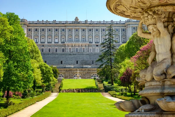 Palácio Real em Madrid, Parque Campo del Moro — Fotografia de Stock