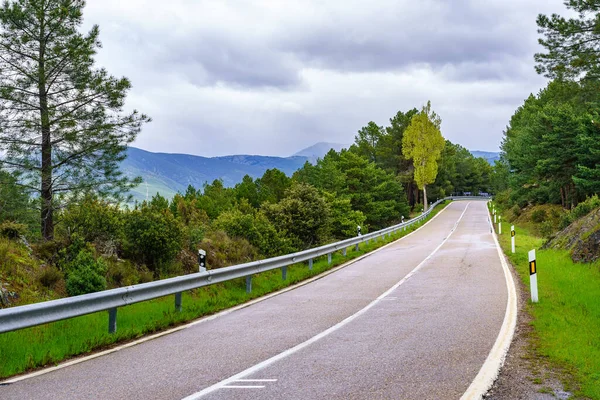 Mountain road to the top of the mountain range, Guadarrama Madrid. — Stock Photo, Image