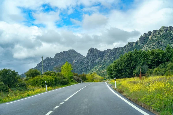 Curvy mountain road that goes to the rocky peaks, Guadarrama Madrid. — Stock Photo, Image