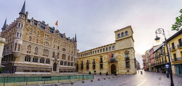 Eski şehir Leon 'un merkezindeki ortaçağ evleri, anıtların turistik manzarası.