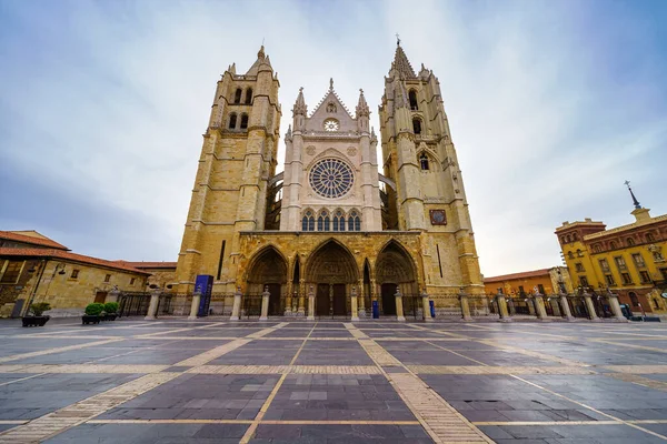 Blick auf die beeindruckende barocke Kathedrale von León in Spanien. — Stockfoto