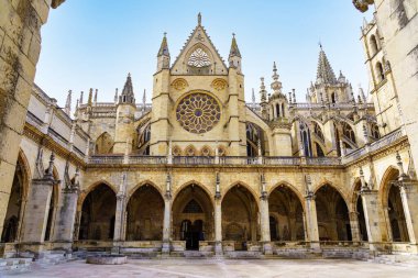 İç avlunun manastırında Leon 'un unesco katedralinin içinde..