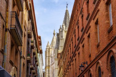 Leon 'un Unesco Katedrali' nin kuleleri eski binaların üzerinde yükseliyor..