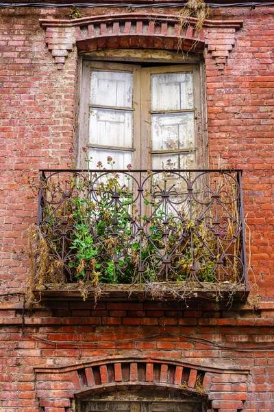 Façade Briques Anciennes Maison Abandonnée Avec Plantes Sèches Sur Balcon — Photo