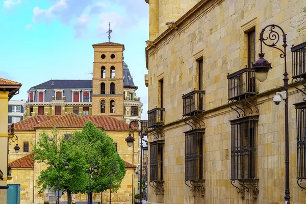 Staré Budovy Románským Kostelem Pozadí Středověkém Městě Leon Španělsko — Stock fotografie