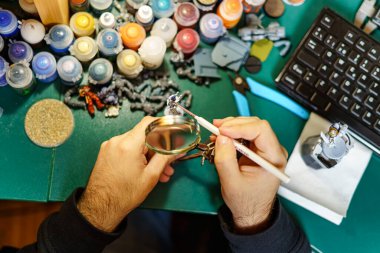 Çeşitli malzemelerle insan oyunlarının parçalarını boyama planı.