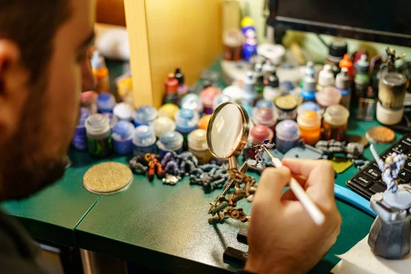 Homem Pintando Minuaturas Sua Casa Como Hobby Para Relaxar Desfrutar — Fotografia de Stock