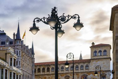 Leon 'da günbatımı gotik binalar ve işlenmiş büyük demir sokak lambalarıyla