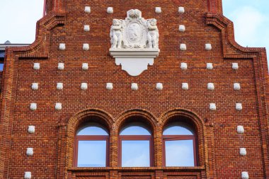 Tuğla ve taş kabuklardan yapılmış bina cephesi, Leon İspanya