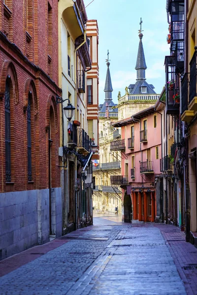 Smal Gränd Med Gamla Byggnader Och Leon Rådhus Bakgrunden Spanien — Stockfoto