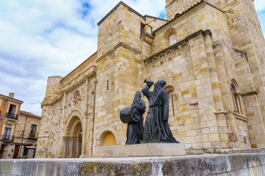Zamora şehir meydanındaki Roma kilisesi ve kutsal haftanın heykelleri.