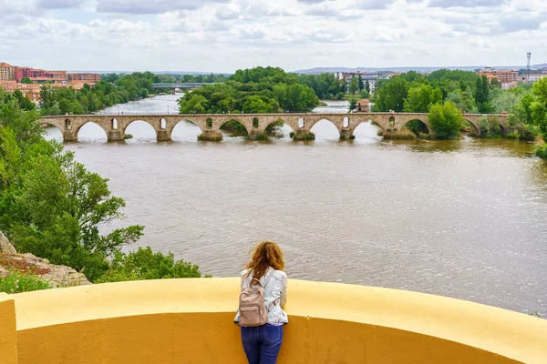 Mujer Contemplando Río Zamora Desde Alto Ciudad — Foto de Stock