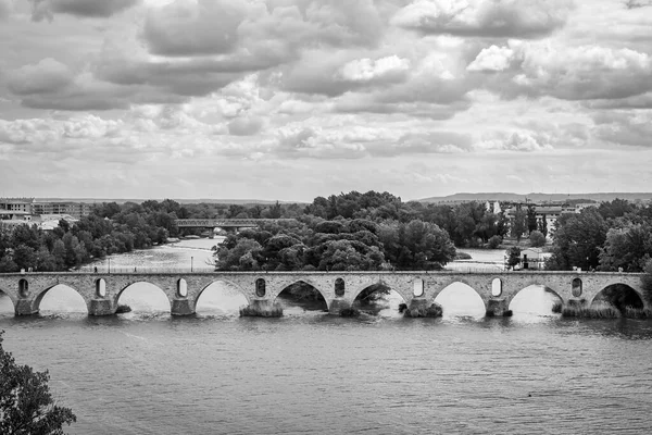 Річка Самора Римським Мостом Драматичним Небом Чорно Білому Зображенні — стокове фото