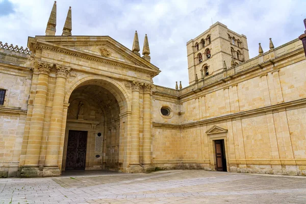 Vstupní Dveře Katedrály Zamora Vysokou Středověkou Věží — Stock fotografie
