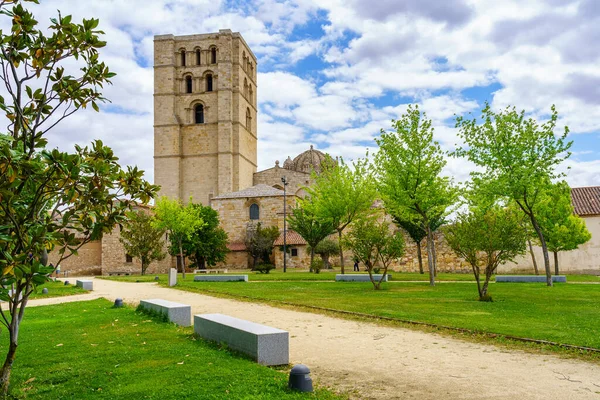 Velha Catedral Românica Cidade Zamora Parque Frente Monumento — Fotografia de Stock