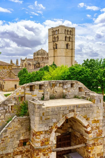 Krásná Středověká Věž Katedrály Zamora Hradu Vedle — Stock fotografie