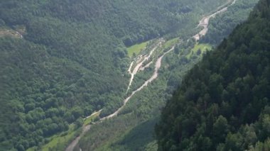 Ağaçlarla dolu verimli ormanlar arasında etkileyici bir vadi. Pireneler Ordesa İspanya