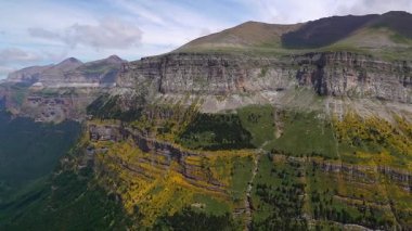 İspanyol Pirenesi 'ndeki etkileyici Ordesa Vadisi' nin panoramik manzarası