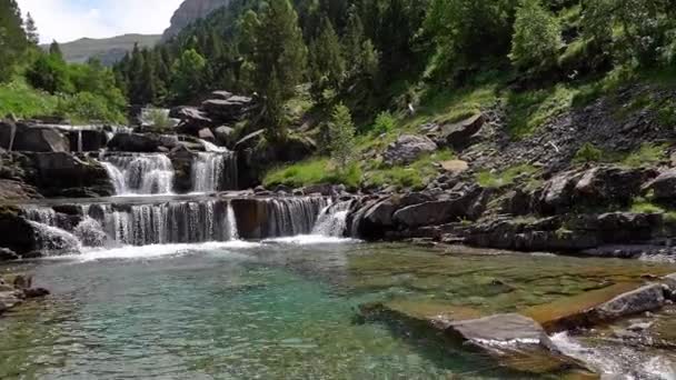 Vattenfall Rent Och Rent Vatten Klipporna Gradas Soaso Pyrenéerna Ordesa — Stockvideo