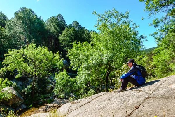 Mann Sitzt Auf Einem Großen Felsen Gebirge Beim Wandern Guadarrama — Stockfoto