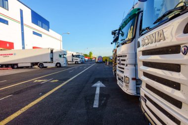 Mercamadrid, Madrid, İspanya - 7 Haziran 2022: Madrid merkez meyve pazarında kamyonlar boşaltılıyor