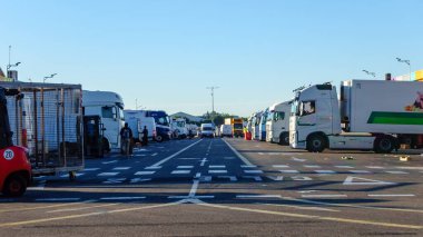 Mercamadrid, Madrid, İspanya - 7 Haziran 2022: Madrid Meyve ve sebze pazarının açık hava sokakları