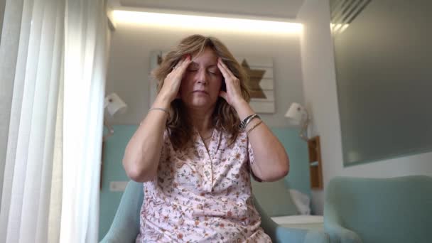 Baş Ağrısı Migrenle Yatakta Oturan Bir Kadın — Stok video