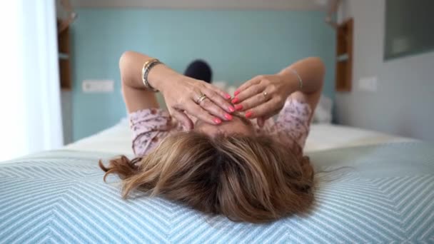 Kadın Yatakta Uzanıyor Alnını Şiddetli Bir Baş Ağrısıyla Ovuyor — Stok video