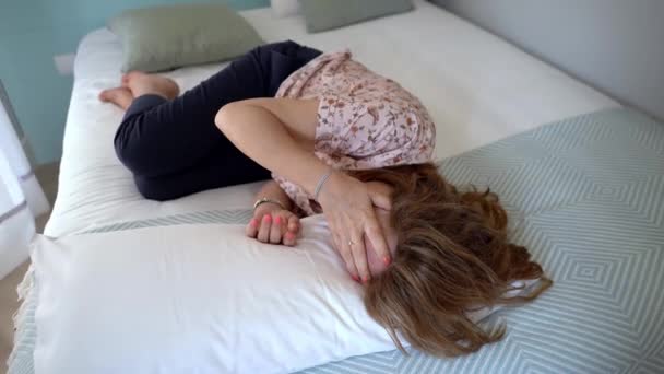 Жінка Зігнута Ліжку Головними Болями Мігрені — стокове відео