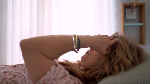 Şiddetli Baş Ağrısı Yüzünden Kadın Elleriyle Kafasına Dokunuyor — Stok video
