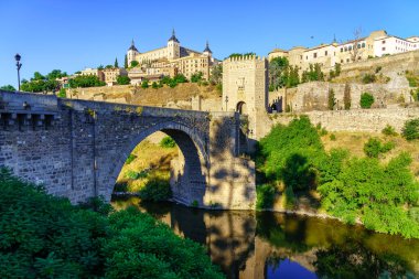 Tagus Nehri 'nin yanındaki ortaçağ şehri Toledo, Unesco mirası.