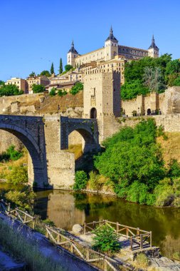 Tagus Nehri 'nin yanındaki ortaçağ şehri Toledo' nun eski taş binaları.