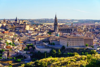İspanya 'daki eski binalarla çevrili Toledo katedralinin çarpıcı hava manzarası.