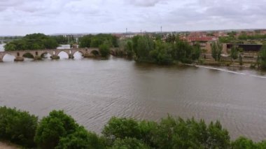 Rio Zamora şehrin içinden geçerken eski bir kemerli köprüyle, Zamora İspanya