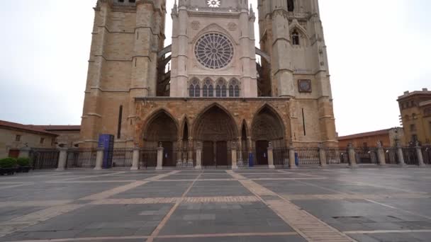 Leon Cathedral Vid Huvudingången Genom Det Stora Torget Spanien — Stockvideo