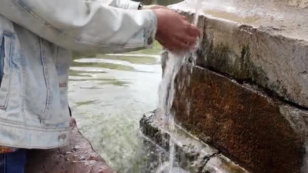 スペインの旧市街にある透明な水の泉で手をこすり — ストック動画