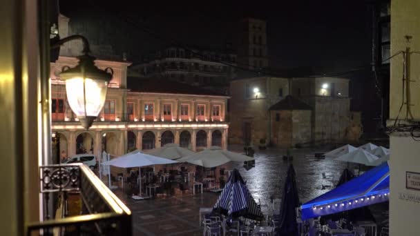 雷と雷の強い嵐の夜市の広場 レオンスペイン — ストック動画