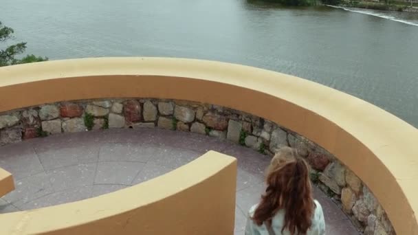 Kvinna Tittar Över Utsiktspunkt Mot Floden Zamora Den Vackra Staden — Stockvideo