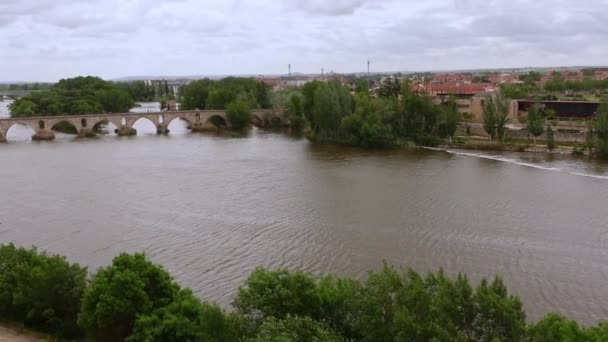 Rio Zamora Como Ele Passa Através Cidade Com Uma Ponte — Vídeo de Stock