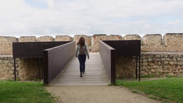 Kvinnan Strosar Genom Zamora Och Kikar Utanför Den Medeltida Muren — Stockvideo