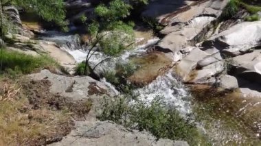 Şeffaf ve çok temiz su akıntısı doğrudan dağdan geliyor.