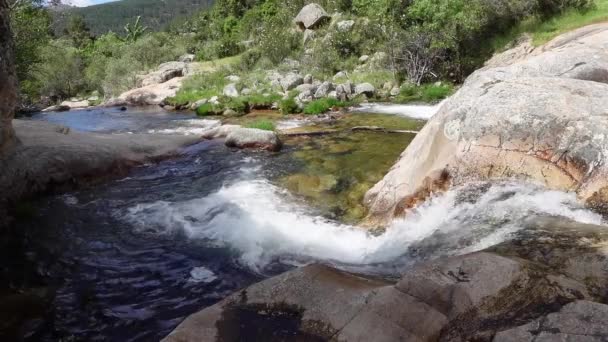 Водопад Кристально Чистой Воды Спускающийся Между Скалами Горы — стоковое видео