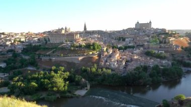 Tagus Nehri 'nin dibindeki ortaçağ şehri Toledo' nun havadan görünüşü, İspanya.