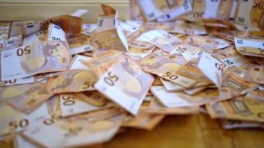 Elli avroluk banknotlar yerden rüzgarla uçup gitti.