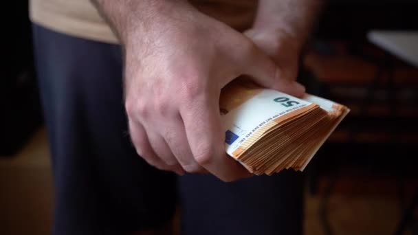 Руки Человека Показывают Большую Кучу Банкнот Пятьдесят Евро — стоковое видео