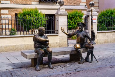 Madrid, İspanya, 22 Haziran 2022: Don Kişot ve Sancho Panza 'nın Cervantes kentindeki heykelleri.